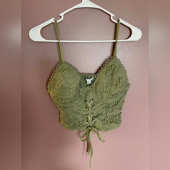 Haute Monde Tops - Haute Monde Lace Crop Top Size M